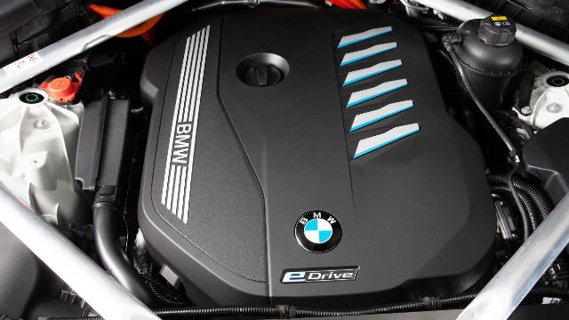 2023 BMW X5 xDrive45e engine