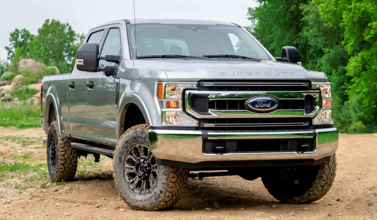 2022 Ford F 350 Super Duty pickup range offers massive torque, impressive towing and payload abilities, driver aids, and sumptuous cabins.