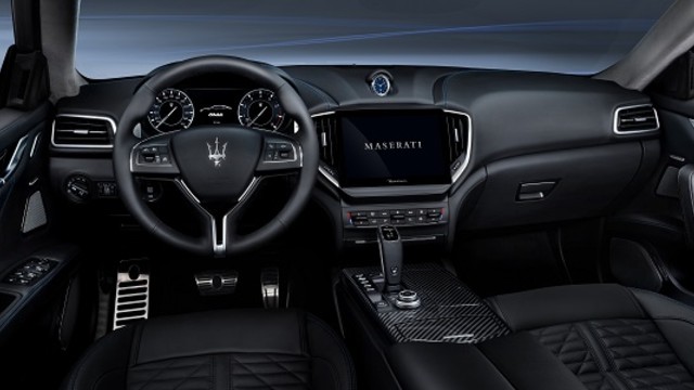 2023 Maserati Levante Hybrid interior
