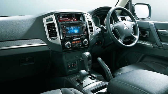 2023 Mitsubishi Pajero interior